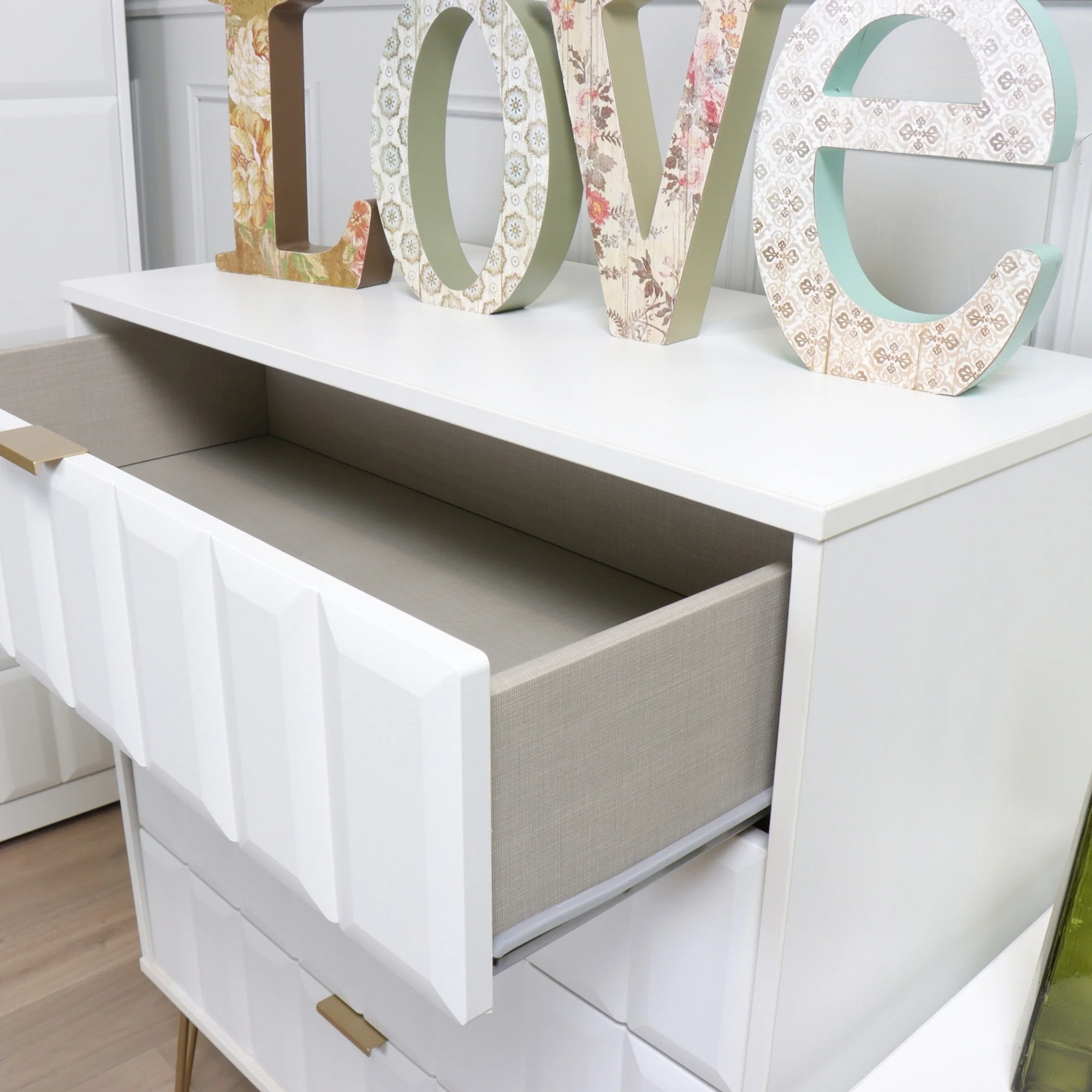 Harlow 4 Drawer Chest with Gold Hairpin Legs - Image 15